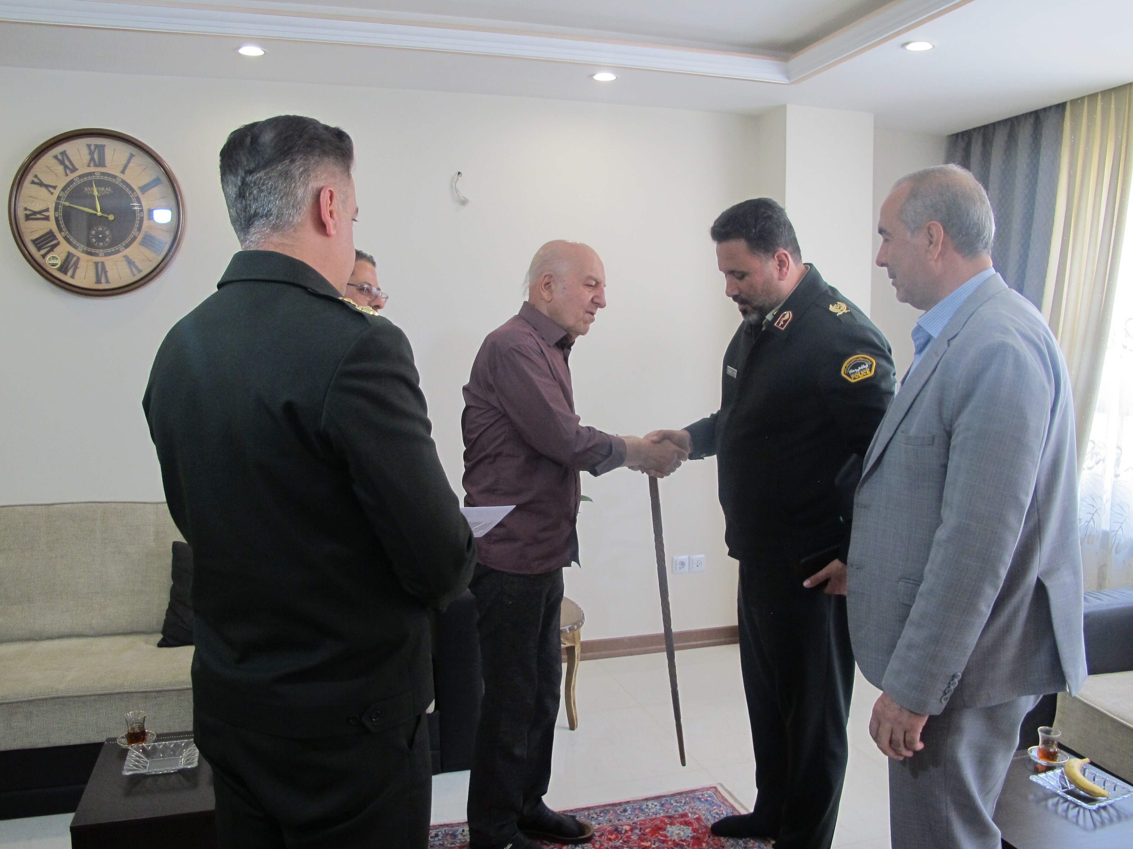 دیدار فرمانده انتظامی استان مرکزی از یک پیشکسوت در شهرستان اراک