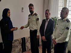 اهداء هديه فرمانده انتظامي مرودشت به فرزندان همکار متوفي به مناسبت روز دختر