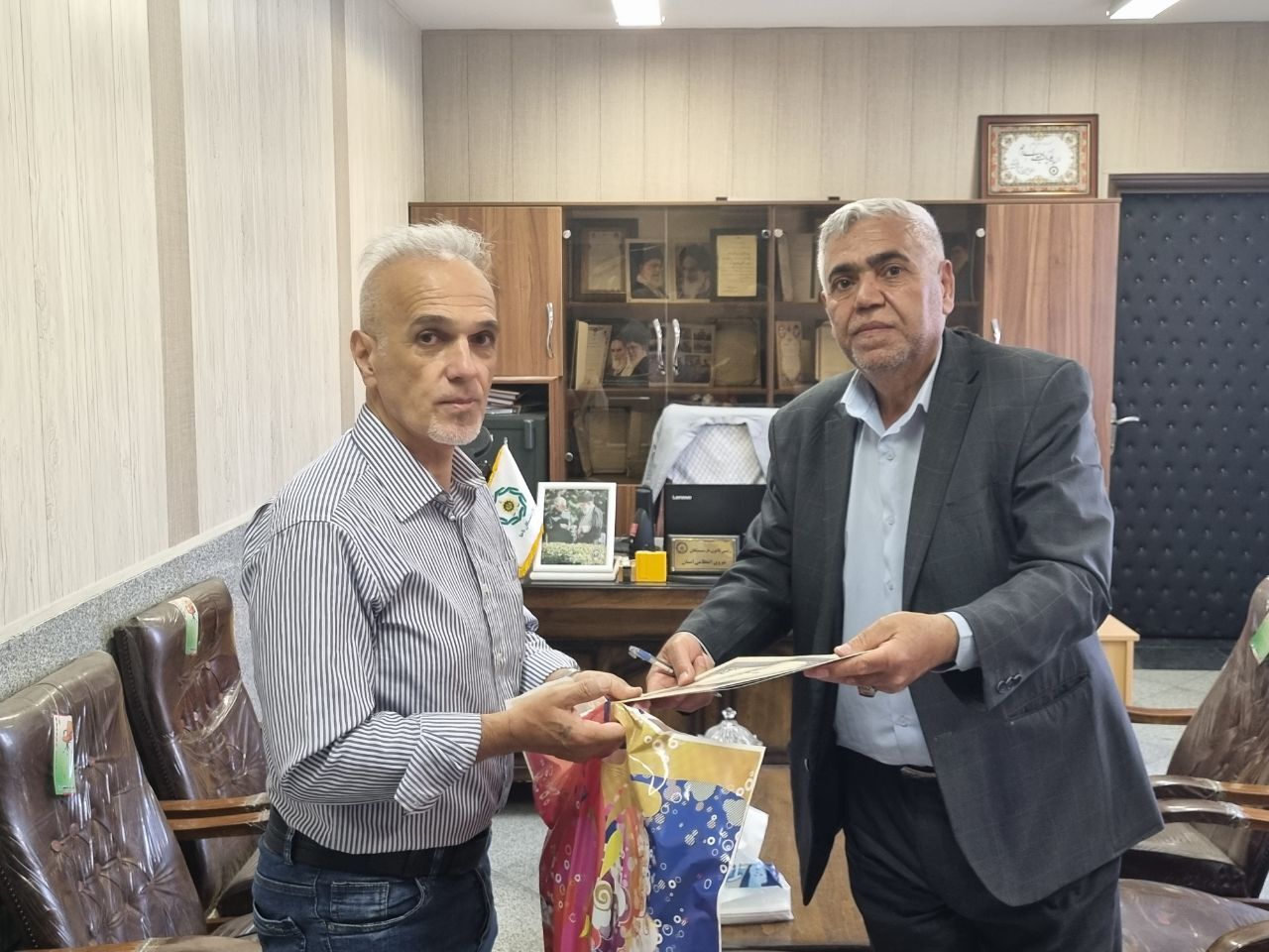 دیدار رئیس کانون بازنشستگان انتظامی استان آذربایجان شرقی به همراه نماینده بازنشستگان در مجمع با ۸ نفر از بازنشستگان و وظیفه بگیران جانباز