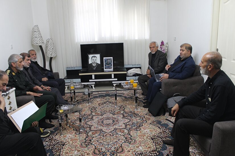 دیدار رئیس کانون بازنشستگان  انتظامی با خانواده شهید سیفی