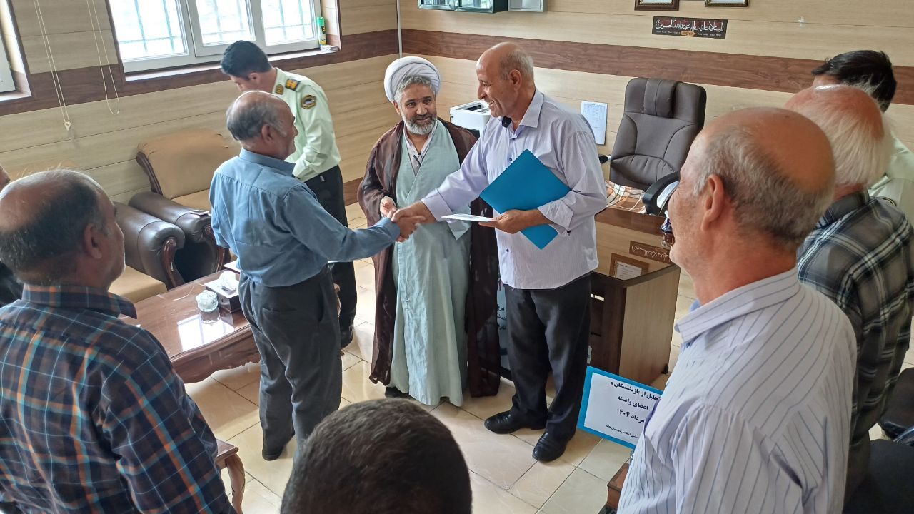 دیدار مسئول دفتر نمایندگی کانون بازنشستگان انتظامی شهرستان جلفا با حضور رئیس عقیدتی و سیاسی انتظامی شهرستان با تعداد ۱۱ نفر از پیشکسوتان