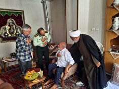 دیدار فرمانده انتظامی شهرستان خمینی شهر با ۲ نفر از پیشکسوتان