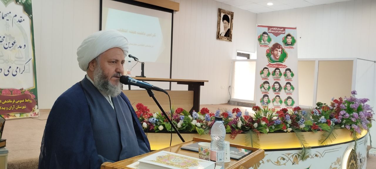 حضور رئیس کانون بازنشستگان انتظامی کاشان در مراسم تجلیل از کارکنان نمونه انتظامی آران و بیدگل