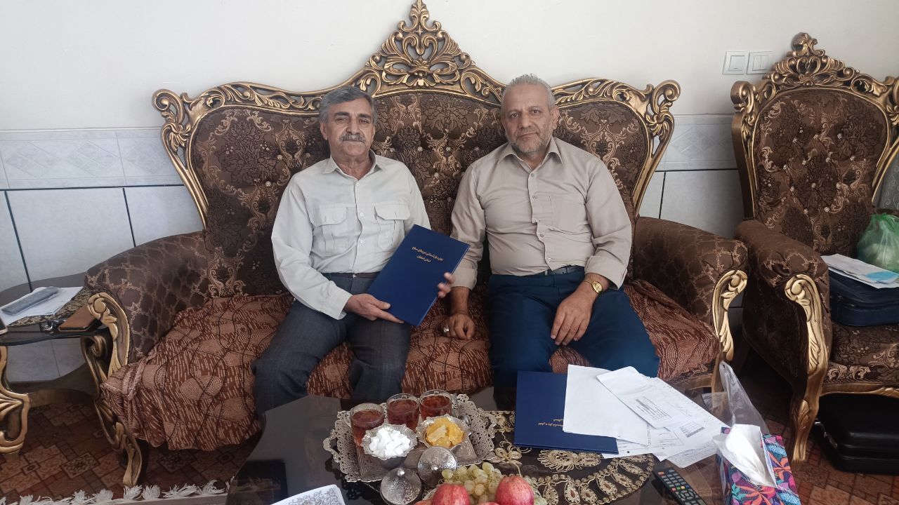 دیدار جانشین فرمانده انتظامی شهرستان لنجان (زرین شهر) با ۵ نفر از اعضاء وابسته دیدار جانشین فرمانده انتظامی شهرستان لنجان (زرین شهر) با ۵ نفر از اعضاء وابسته