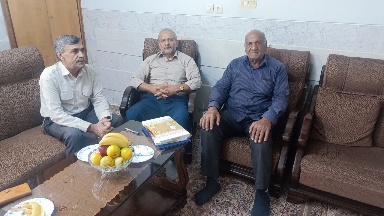 دیدار جانشین فرمانده انتظامی شهرستان لنجان (زرین شهر) با ۵ نفر از اعضاء وابسته دیدار جانشین فرمانده انتظامی شهرستان لنجان (زرین شهر) با ۵ نفر از اعضاء وابسته