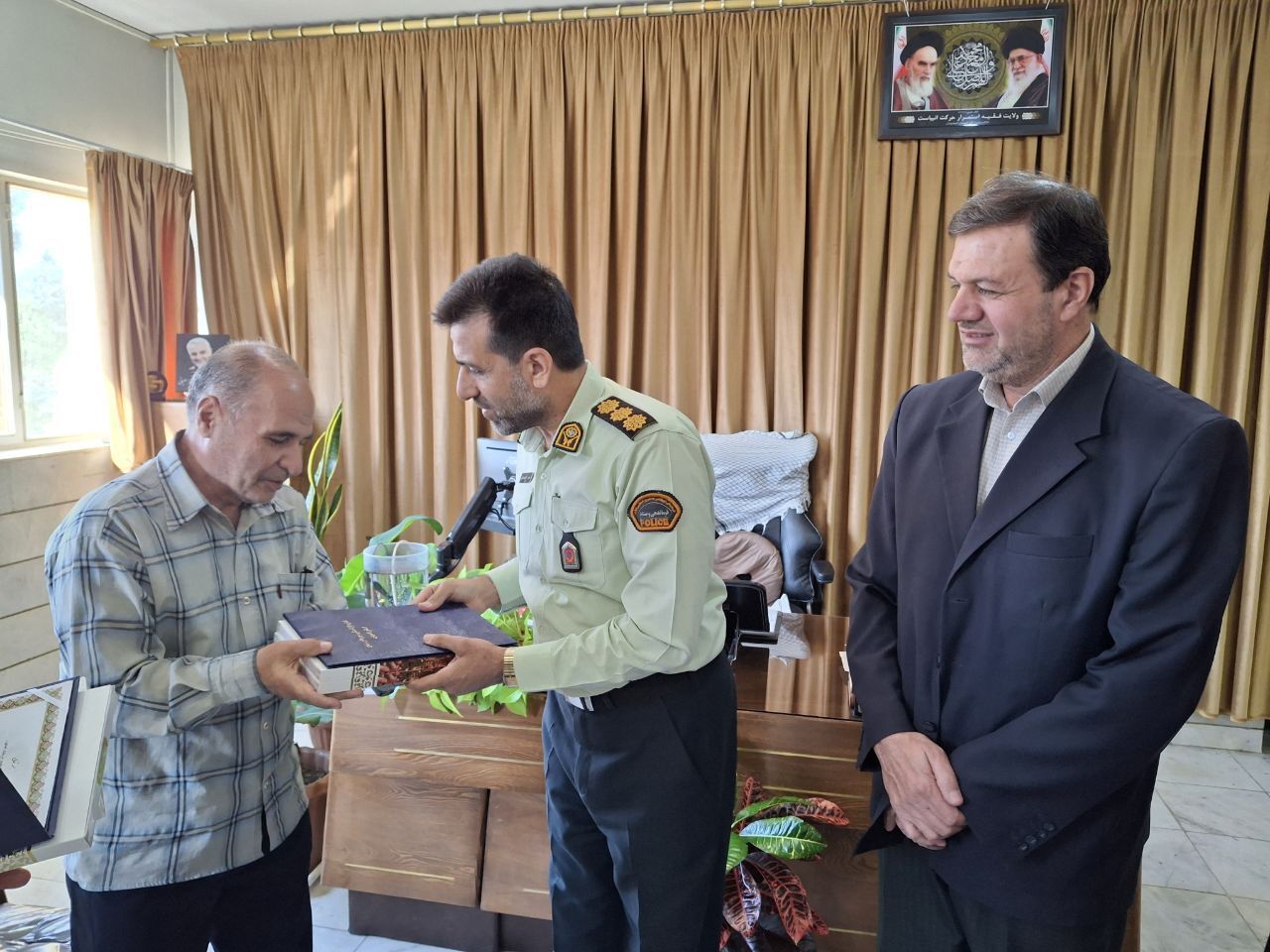 دیدار مسئول دفتر نمایندگی انتظامی شهرستان نجفآباد با فرمانده انتظامی شهرستان دیدار مسئول دفتر نمایندگی انتظامی شهرستان نجفآباد با فرمانده انتظامی شهرستان