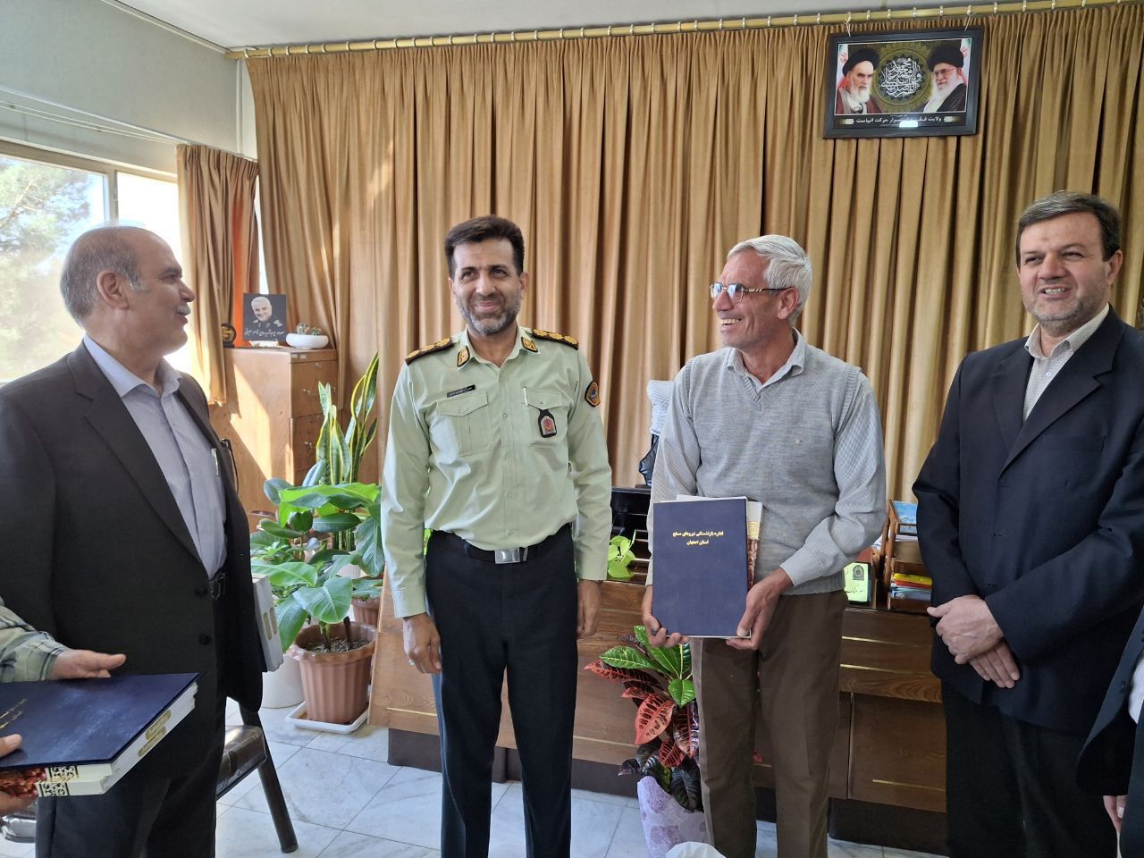 دیدار مسئول دفتر نمایندگی انتظامی شهرستان نجفآباد با فرمانده انتظامی شهرستان دیدار مسئول دفتر نمایندگی انتظامی شهرستان نجفآباد با فرمانده انتظامی شهرستان