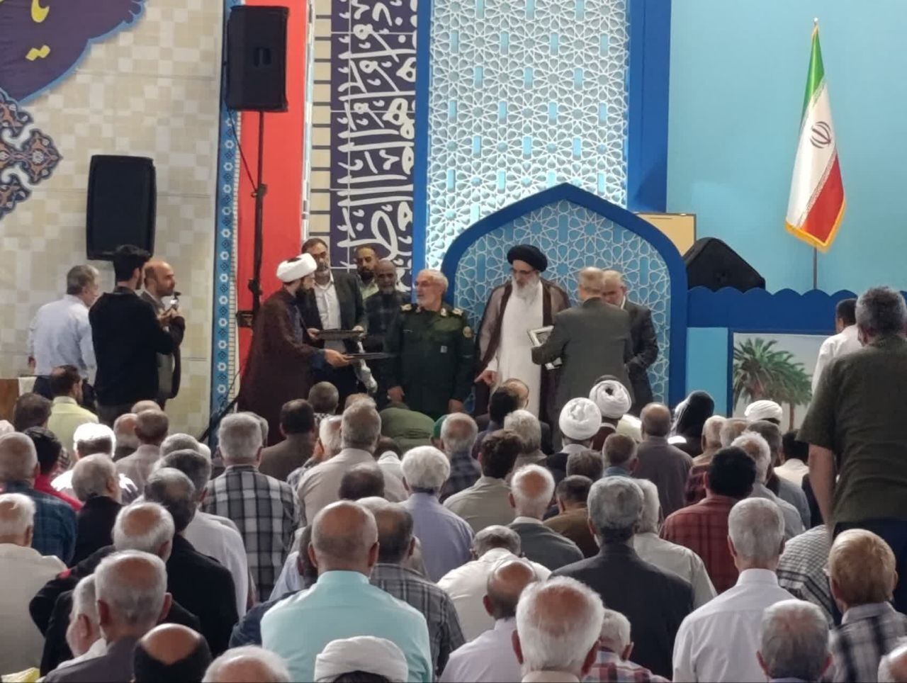 آئین تجلیل از رزمندگان پیشکسوت در نماز جمعه کرج همزمان با هفته دفاع مقدس