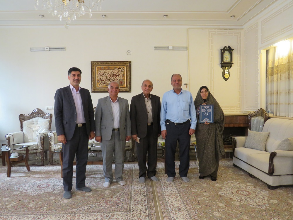 دیدار صمیمی با ۷ نفر از بازنشستگان و مستمری بگیران شهرستان یزد دیدار صمیمی با ۷ نفر از بازنشستگان و مستمری بگیران شهرستان یزد