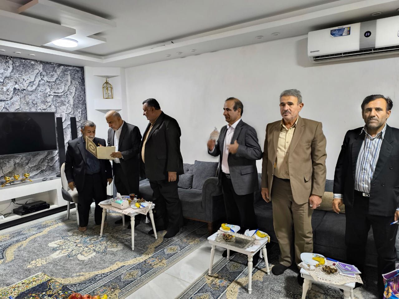 نشست رئیس کانون بازنشستگان و نماینده مجمع با فرمانده انتظامی شهرستان ماهشهر نشست رئیس کانون بازنشستگان و نماینده مجمع با فرمانده انتظامی شهرستان ماهشهر