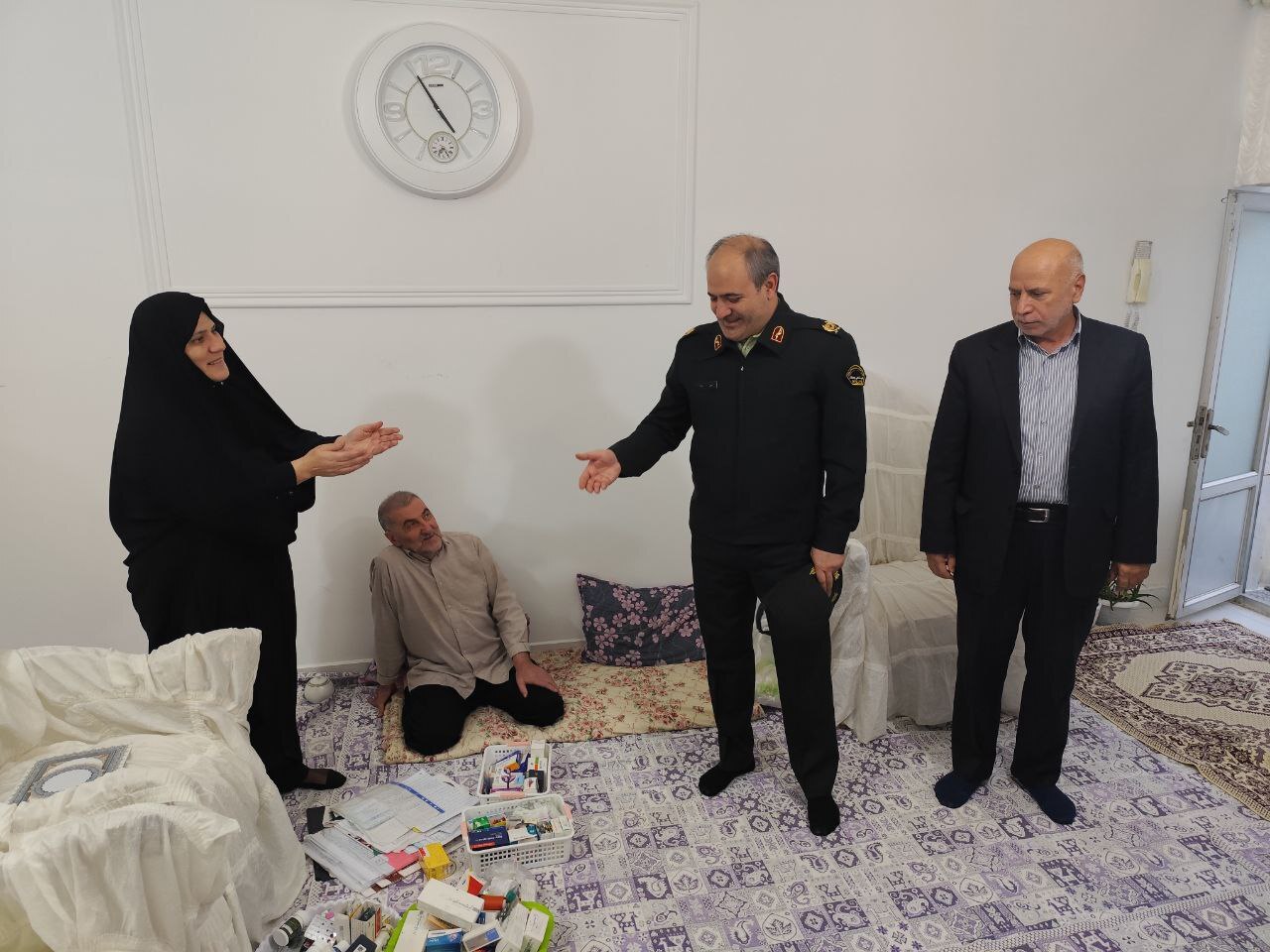 دیدار سردار بزرا با بازنشسته بیمار شاپور قادری