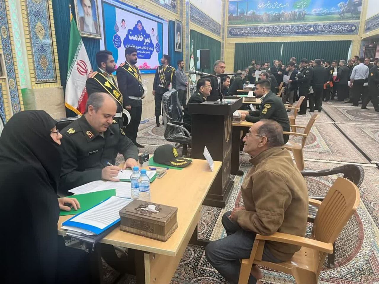 برگزاری میز خدمت با حضور سردار بزرا و سرهنگ علیزاده فرمانده انتظامی غرب استان تهران